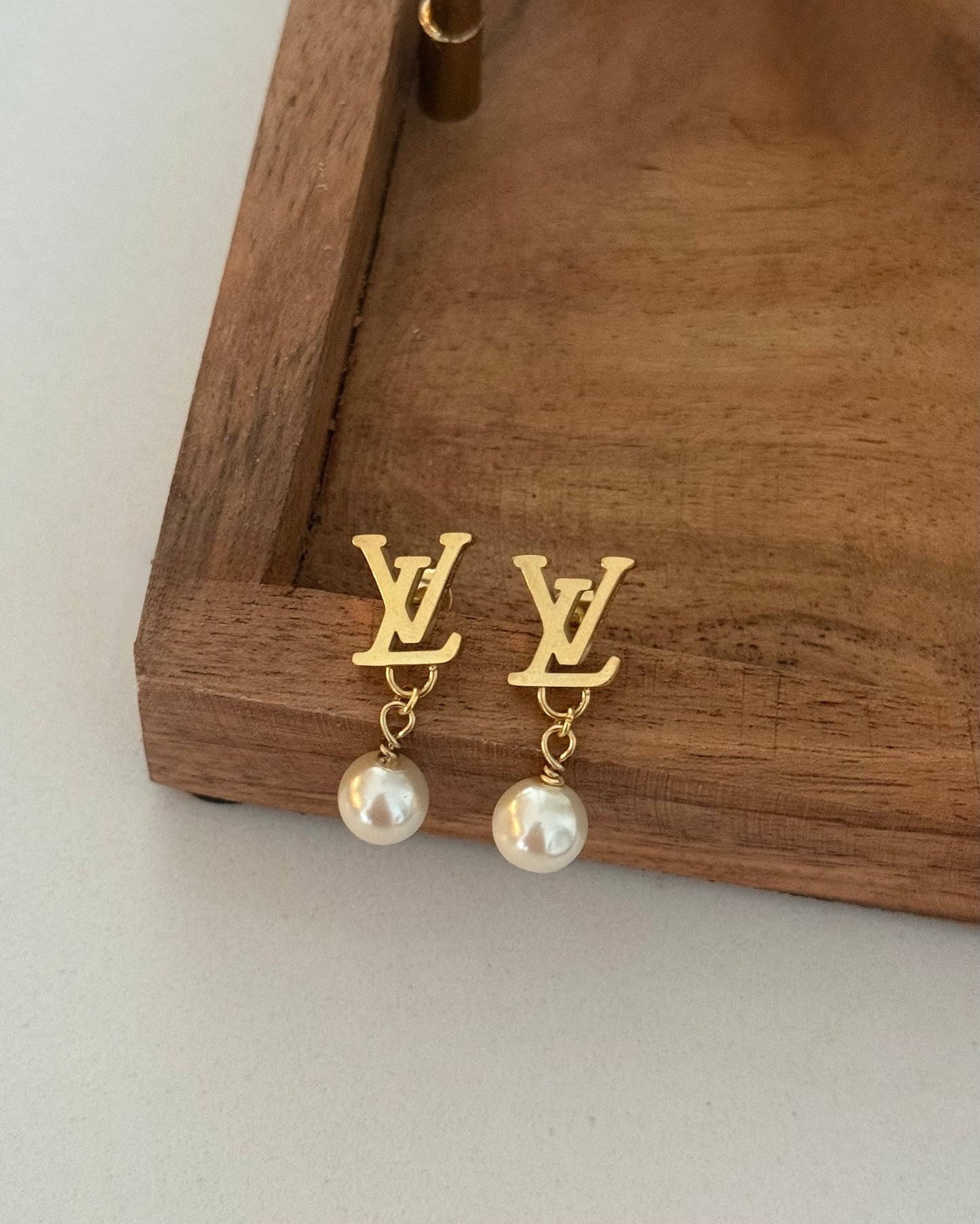 LV PEARL EARRING