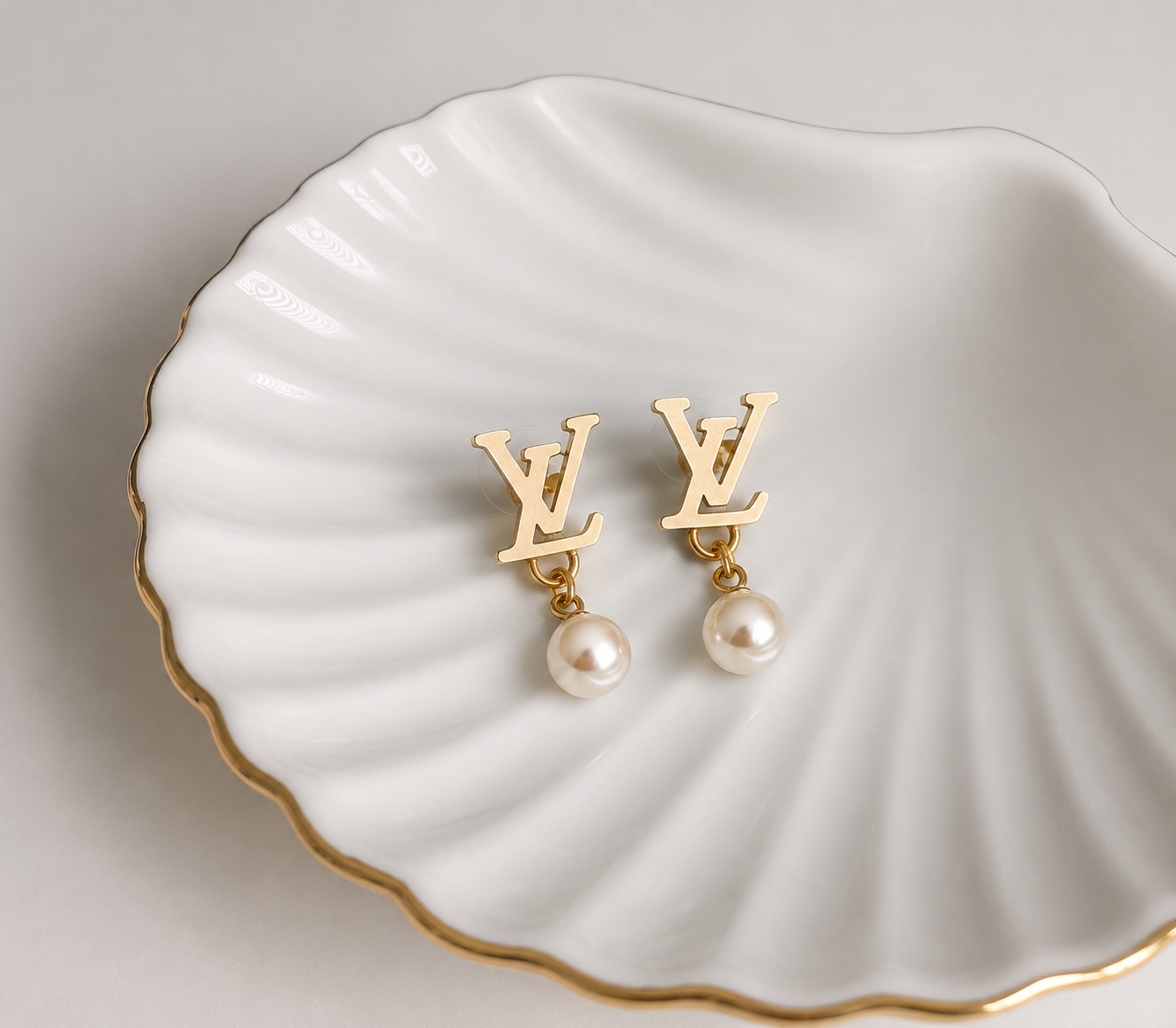 LV PEARL EARRING
